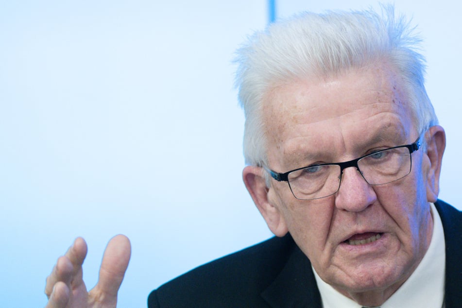 Rund 60 Demonstranten versammelten sich in der Nähe des Wohnhauses von Winfried Kretschmann.