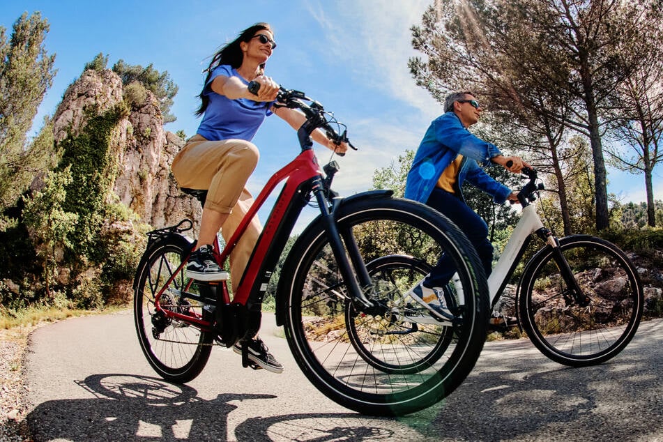 Bei Sonnenschein und Fahrtwind wird jede Strecke zum Erlebnis, besonders wenn ein E-Bike mühelos durch Gelände und Alltag trägt.