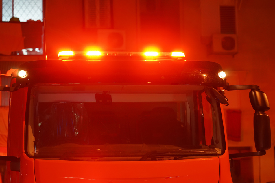 Die Feuerwehr war sofort vor Ort. Bisher ist noch unklar, was den Brand verursachte. (Symbolbild)