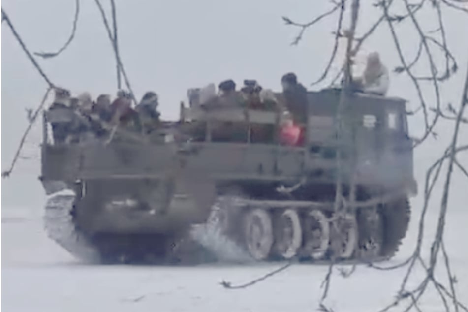 Das kommt auch nicht aller Tage vor, dass ein Panzerwagen über das Stettiner Haff brettert.