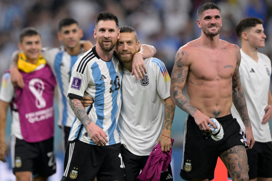 Zusammen mit Lionel Messi (36, v.l.) feierte Papu Gomez (35, M.) im vergangenen Dezember den WM-Triumph.