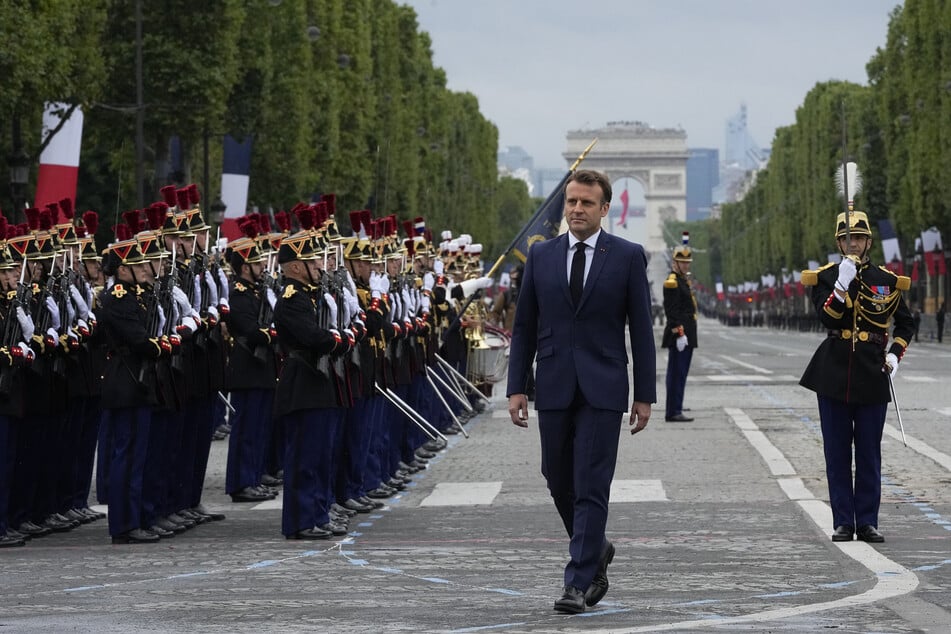 Emmanuel Macron (3.v.r.) inspiziert die Truppen auf den Champs-Elysees während der Parade zum Tag der Bastille.
