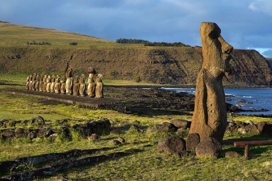 Die Steinstatuen sollen die Urahnen der polynesischen Ureinwohner darstellen und schauen bis auf wenige Ausnahmen stets ins Landesinnere.