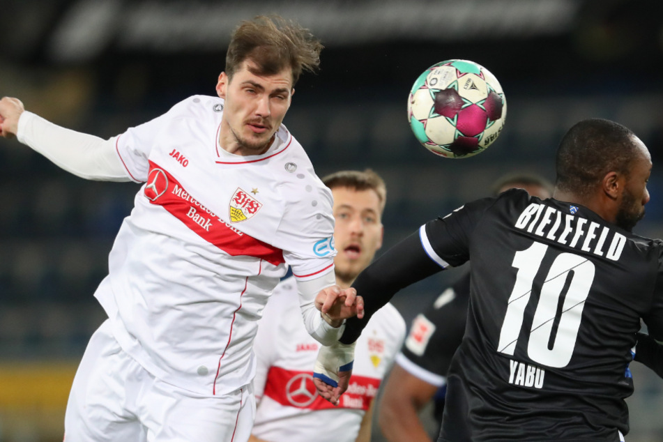VfB-Verteidiger Pascal Stenzel (l.) gewinnt das Kopfballduell gegen Bielefelds Reinhold Yabo (r.). Im Hintergrund blickt Stuttgarts Waldemar Anton in Richtung Ball.
