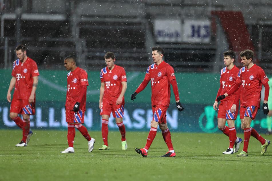 Sichtlich niedergeschlagen trottet das Starensemble des FC BAyern München nach der Niederlage gegen Holstein Kiel im DFP-Pokal in die Kabine.
