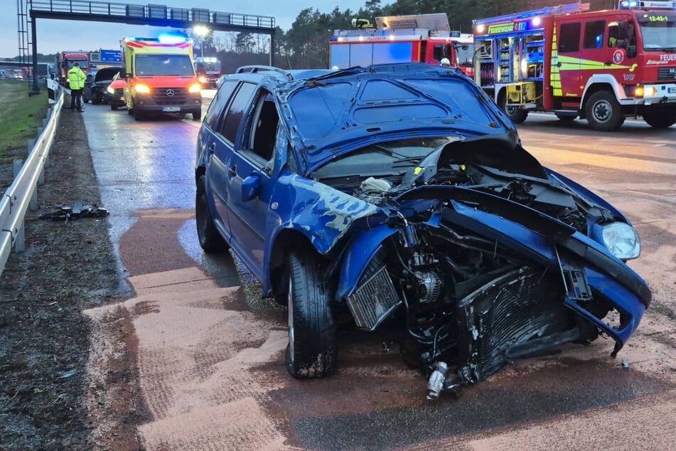 Unfall A2: Mercedes und Skoda krachen auf A2 in Kipplaster: Zwei Verletzte