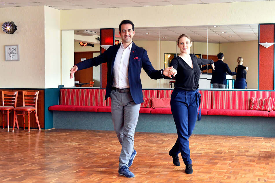 Jenny (33) und Jonatan Rodríguez Pérez (37) lieben den Tanz. Leidenschaftlich gern geben sie als Lehrer ihr Wissen weiter. Die Pandemie bremst sie dabei aus, bedroht ihre berufliche Existenz.