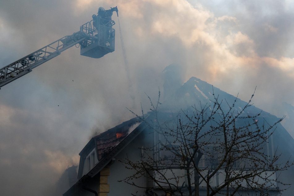 Feuerwehr-Großeinsatz: Wohnhäuser im Odenwald stehen in Flammen