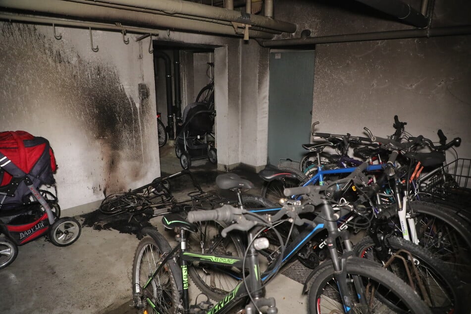 Feuer im Keller eines Dresdner Wohnhochhauses. Nur verkohlte Überreste des Kinderwagens blieben zurück.