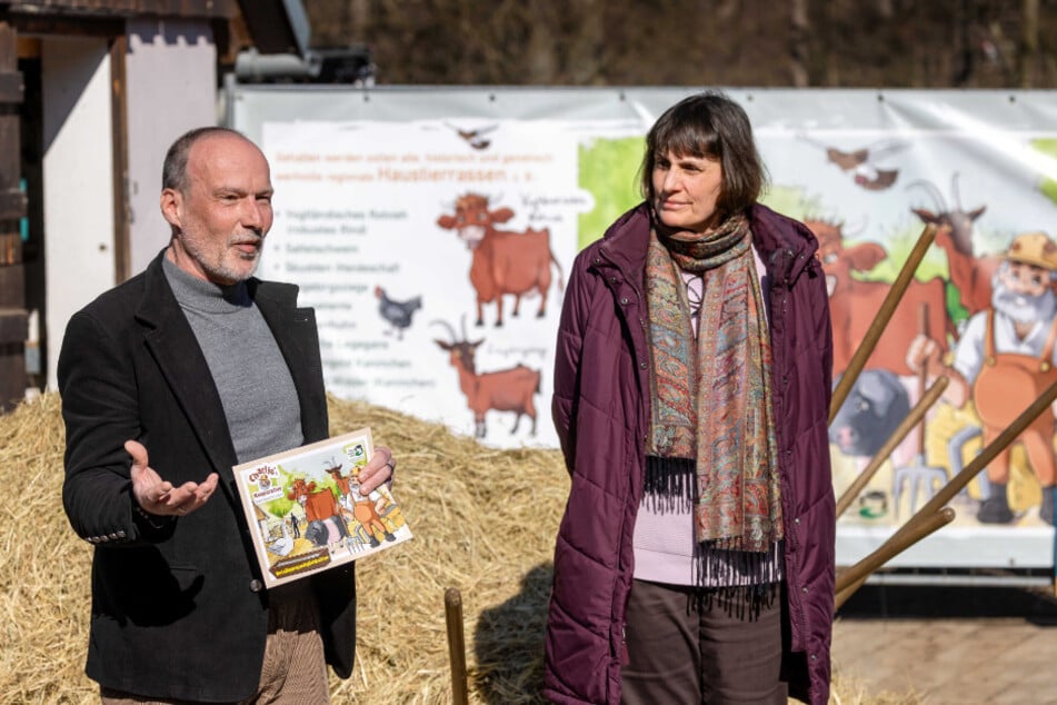 Thomas Paarmann (57, l.), Vorstandsvorsitzender des Fördervereins Tierparkfreunde, und Tierparkleiterin Anja Dube (54)