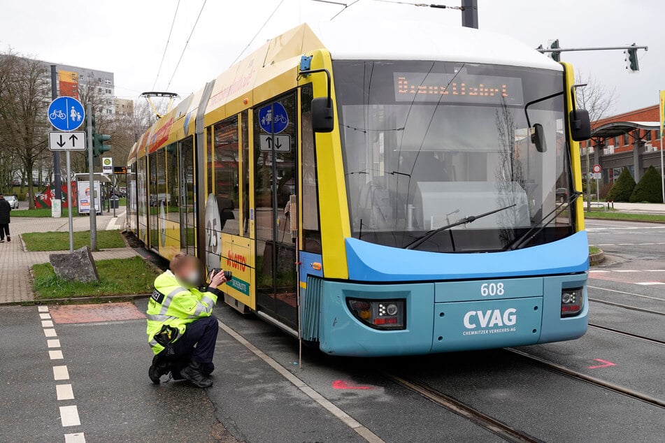 Chemnitz: Fußgängerin von Straßenbahn erfasst und verletzt