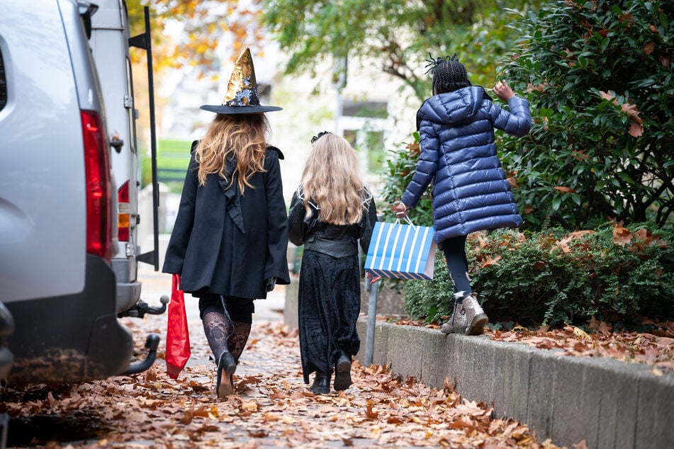 An Halloween ziehen Kinder und Jugendliche inzwischen auch in Deutschland schon traditionell von Haus und Haus und rufen "Süßes oder Saures".