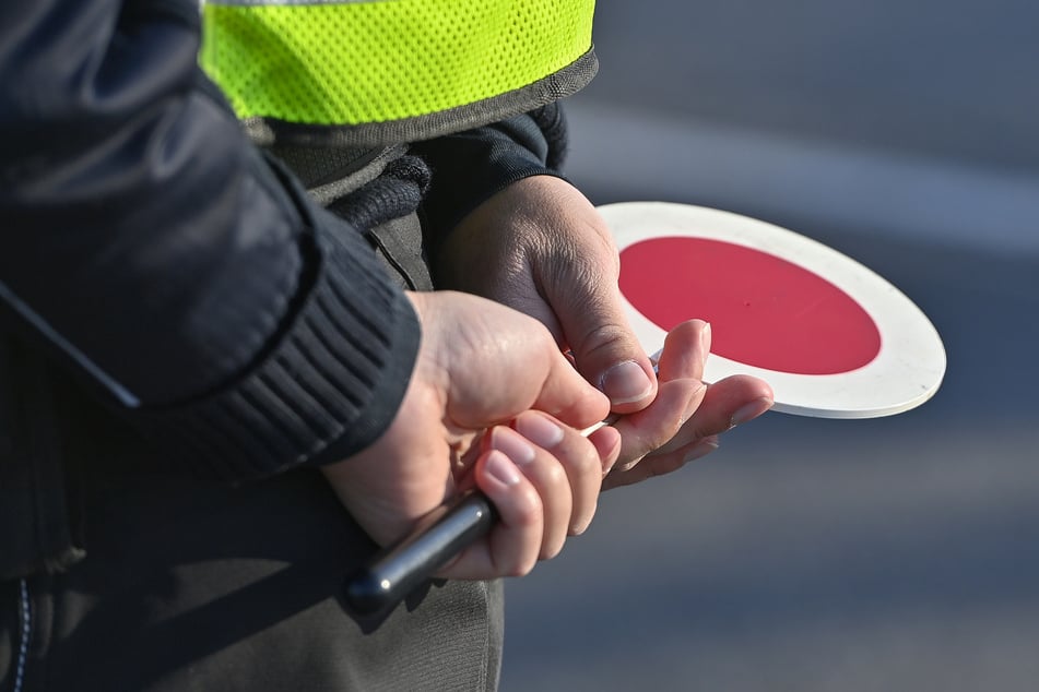 Ein Stoppschild bekam ein unsicherer Senior wegen seiner auffälligen Fahrweise vorgezeigt. (Symbolbild)
