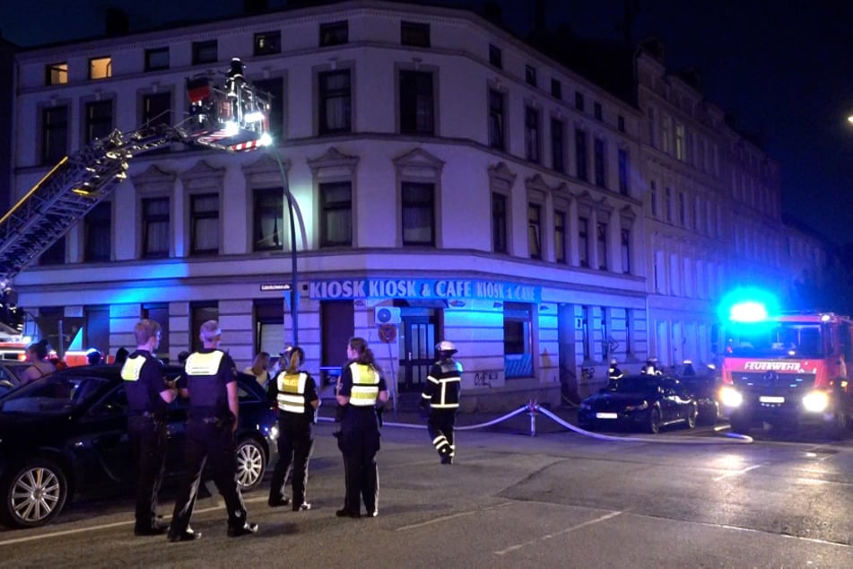 In einem Mehrfamilienhaus in Hamburg hat es am frühen Sonntagmorgen gebrannt. Ein Bewohner und ein Feuerwehrmann kamen ins Krankenhaus.