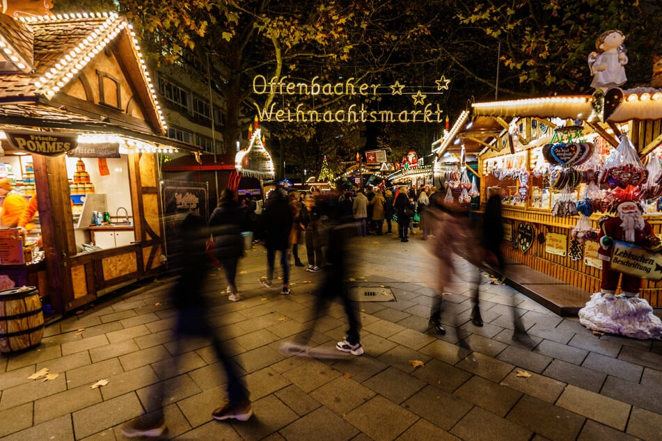 Mittlerweile haben auch schon wieder die ersten Weihnachtsmärkte in Deutschland geöffnet - so wie hier im hessischen Offenbach.