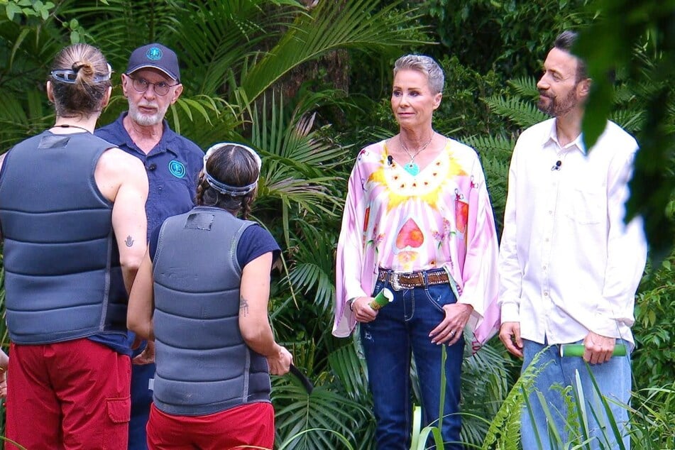 Dr. Bob (l.) in seinem Element: Der TV-Arzt betont schon vor Beginn der Prüfung, wie Anspruchsvoll diese sein wird.