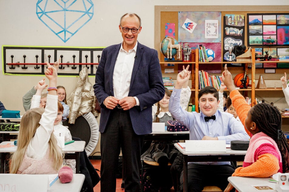 Wenn er ins Kanzleramt will, muss er zuerst an diesen Kindern vorbei: Herausforderer Friedrich Merz (69, CDU) stellt sich den Schülerfragen.