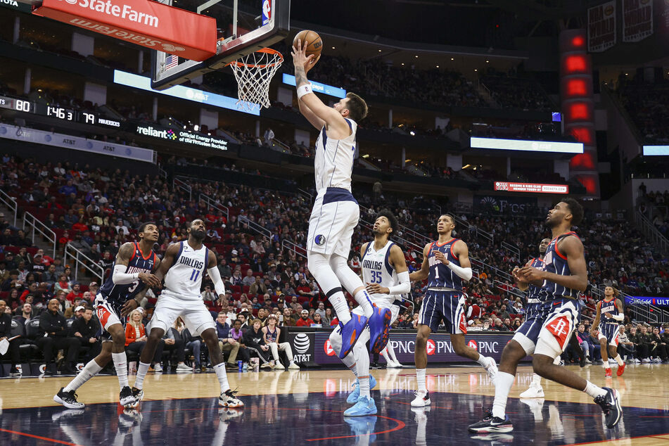 Luka Dončić (c.) scored a season-high 50 points as the Dallas Mavericks overcame the Houston Rockets 112-106