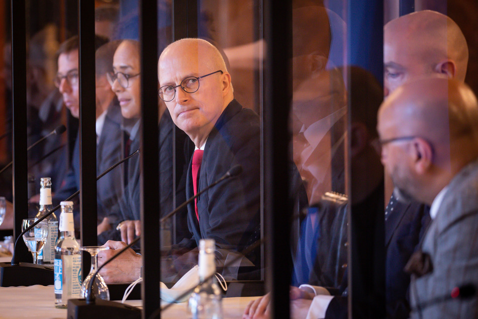 Peter Tschentscher (SPD, M), Erster Bürgermeister in Hamburg sitzt bei einer Konferenz im Rathaus.