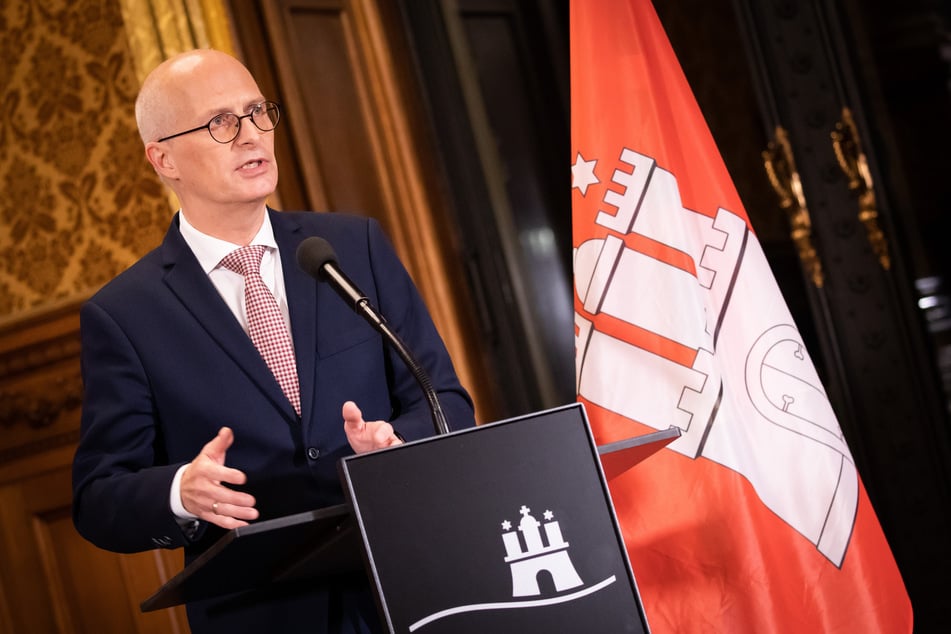 Peter Tschentscher (SPD), Erster Bürgermeister in Hamburg, spricht bei einem Statement im Rathaus nach einer Video-Konferenz mit Bundeskanzlerin Merkel.