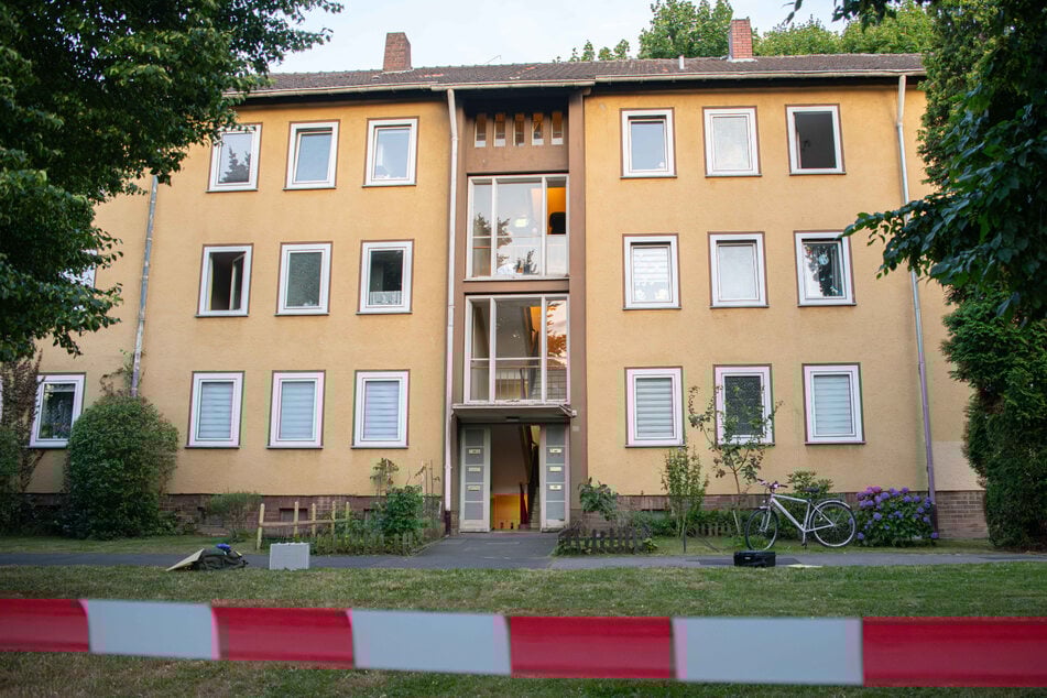 Tatort ist dieses Mehrfamilienhaus auf der Carl-Duisberg-Straße in Dormagen.