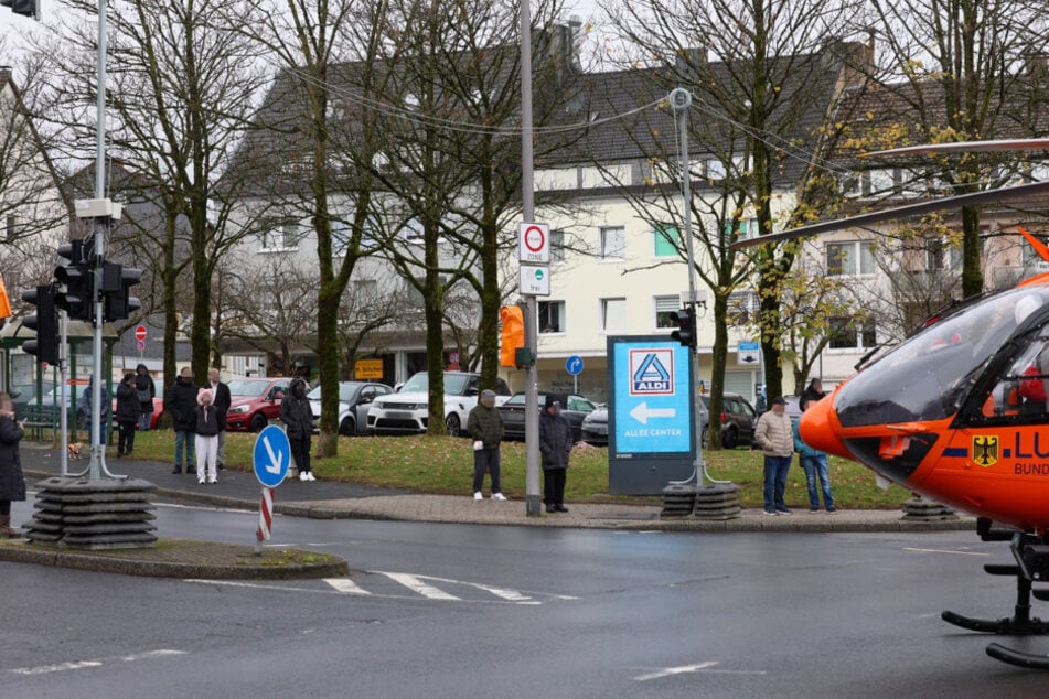 Anwohnende anderer Häuser hatten sich kurz nach dem Vorfall vor dem Haus versammelt.
