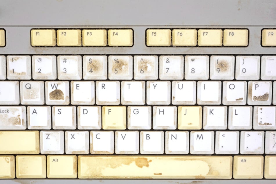 Spätestens wenn die Tastatur so verschmutzt ist, wird eine Reinigung bitter nötig.