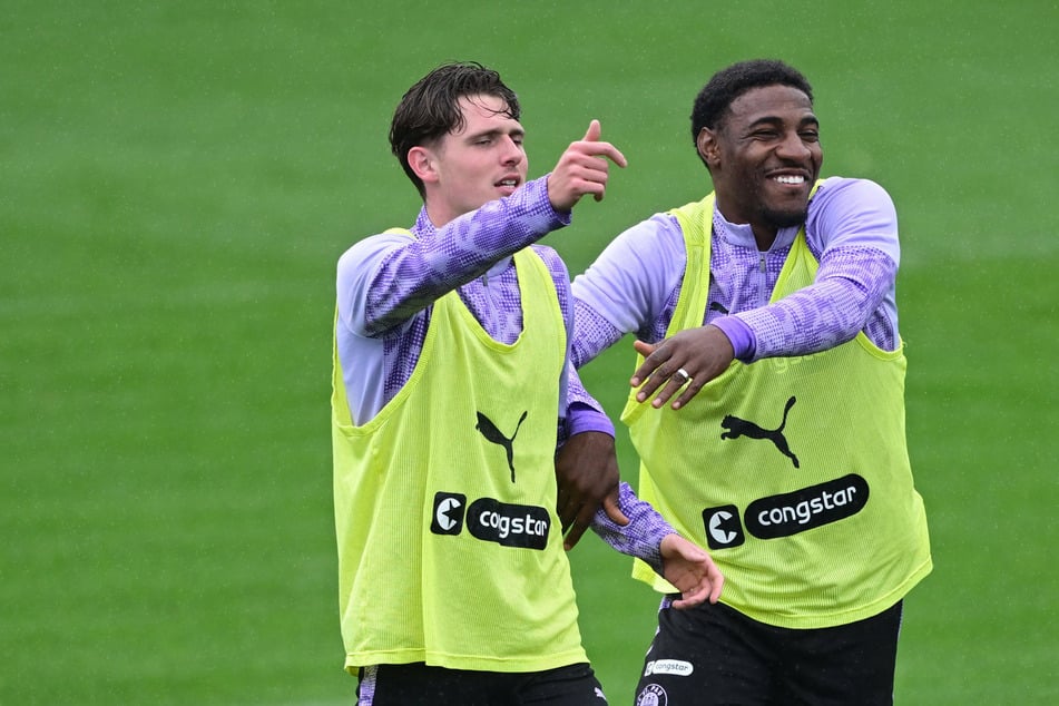 Oladapo Afolayan (28, r) ist zu den Blackburn Rovers gewechselt, mit dem gleichen Ziel könnte Fin Stevens (22) den FC St. Pauli verlassen.