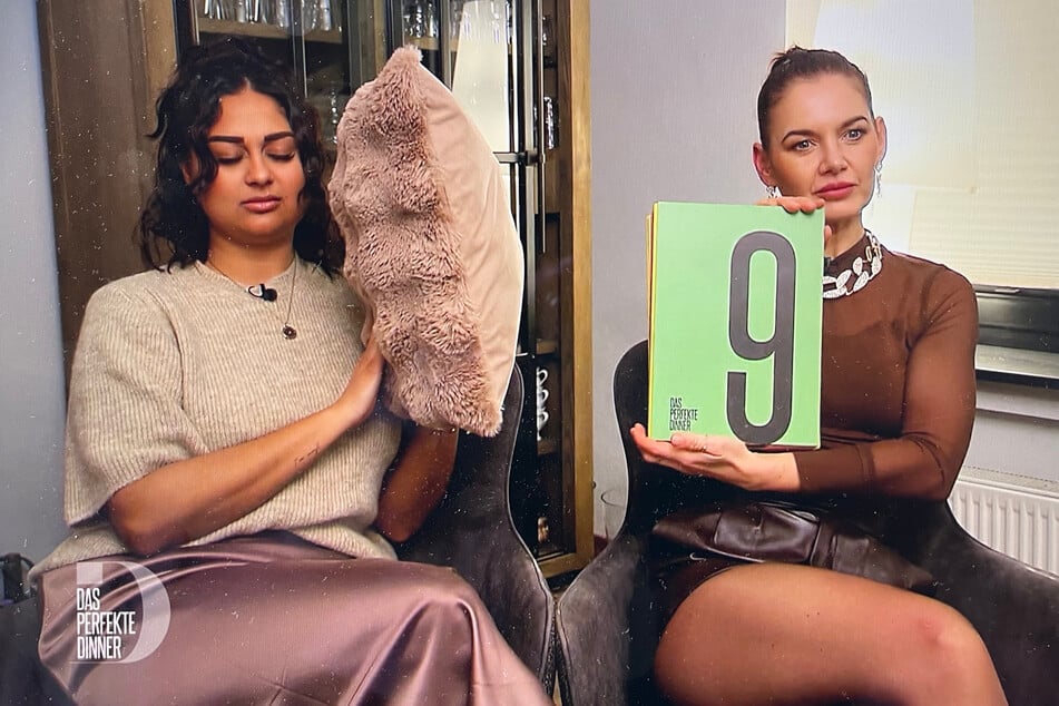 Natalia (31) und Melanie (47) bei der Punktevergabe.