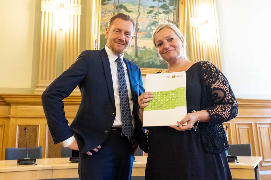 Im Löbauer Rathaus überreichte Michael Kretschmer (48, CDU) einen Scheck an Wobau-Geschäftsführerin Anja Eckmann (49).