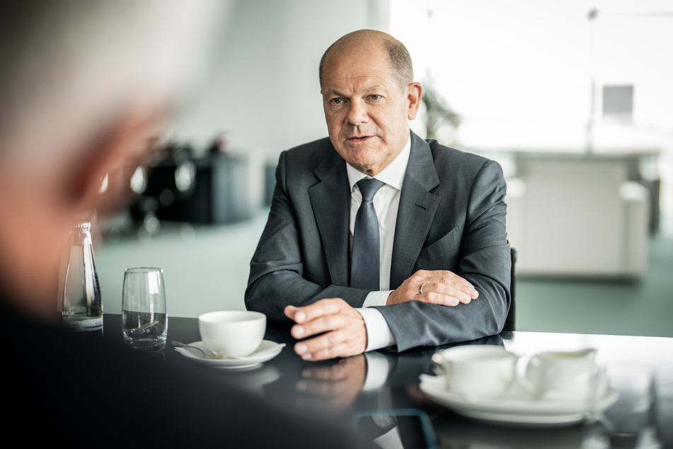 Bundeskanzler Olaf Scholz (64, SPD) spricht über die Politik seiner Vorgängerin.