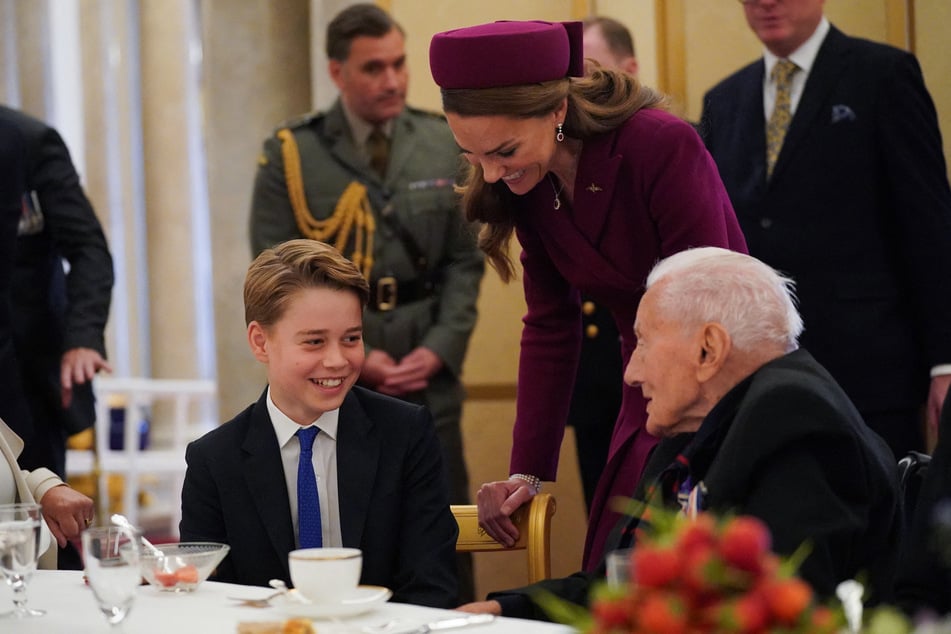 Prinz George unterstützte seine Eltern bei einem Treffen mit Weltkriegsveteranen.