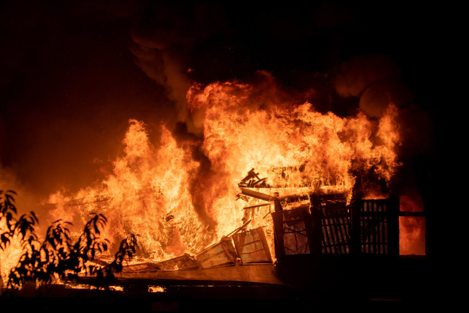 Die gewaltigen Feuermassen haben in der Nacht auf Freitag zwei Lagerhallen völlig vernichtet.