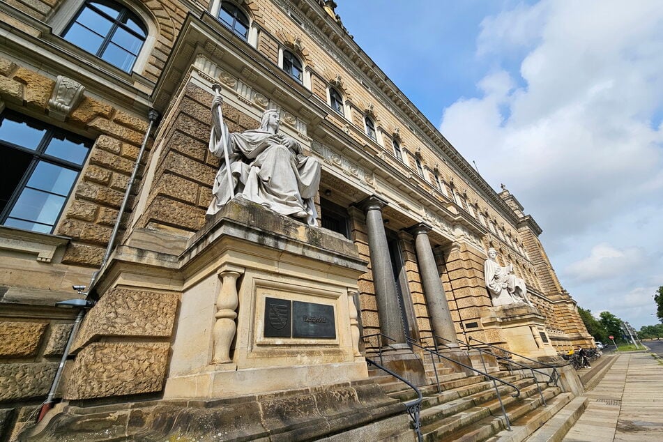 Die beiden Männer müssen sich nun wegen besonders schweren räuberischen Diebstahls und gefährlicher Körperverletzung vor dem Landgericht Dresden verantworten. (Archivbild)