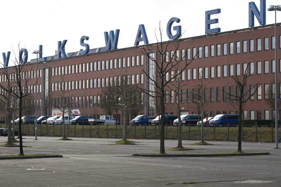 Leer ist der Parkplatz neben dem Haupttor von VW Kassel in Baunatal. 