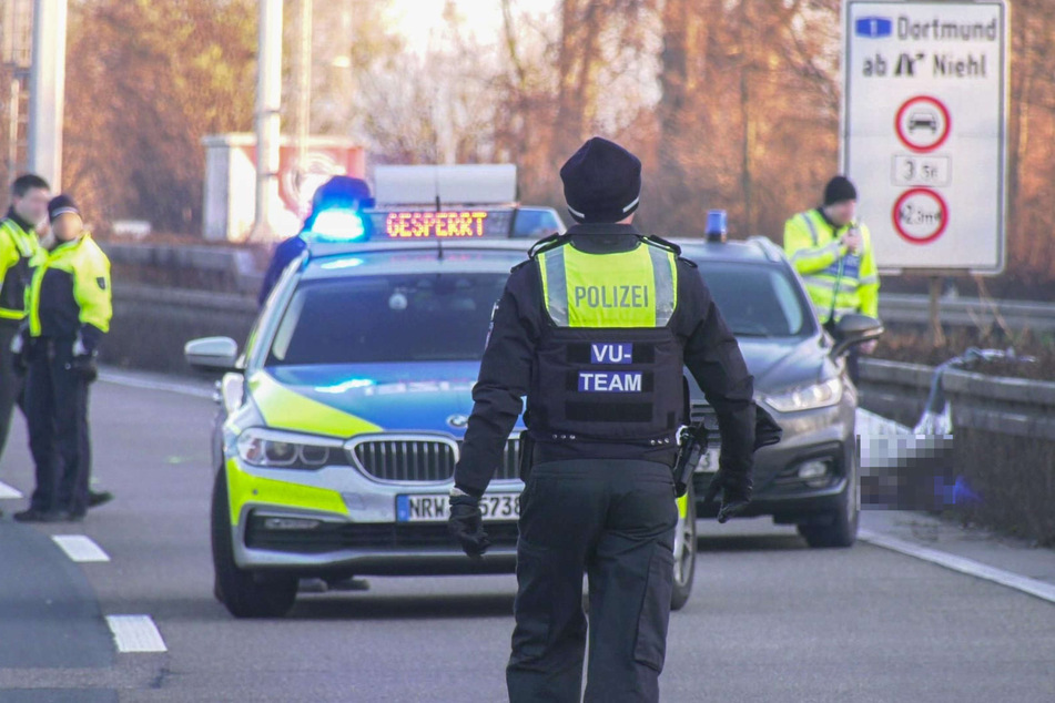 Nach dem schweren Unfall auf der A1 bei Hürth sichern die Beamten die Spuren vor Ort.