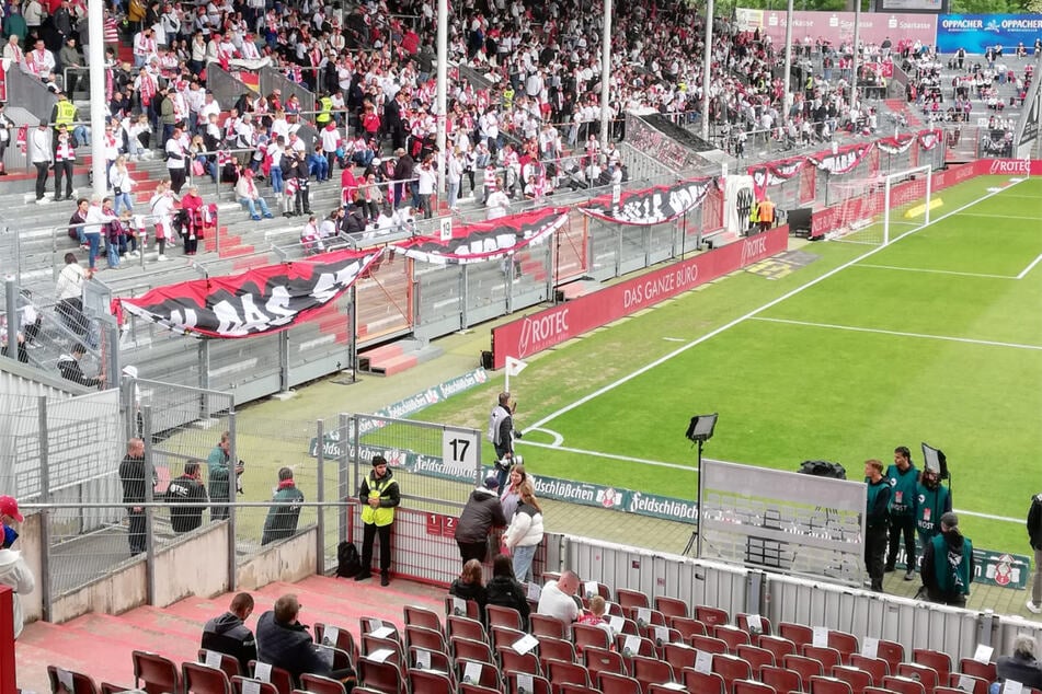 Noch ist ein bisschen Platz, in einer Stunde wird hier alles voll sein - der Heimbereich ist ausverkauft.