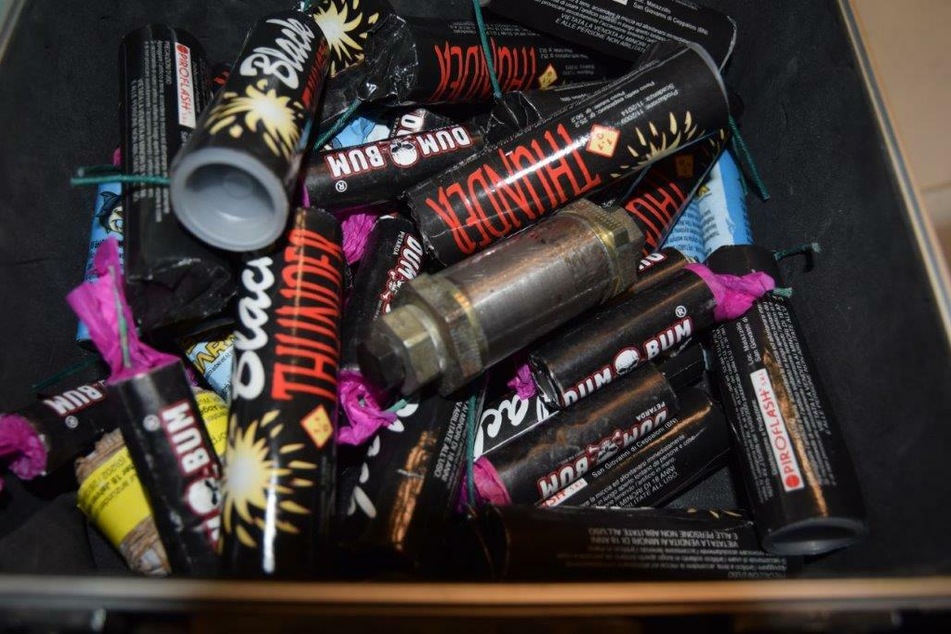 In einem Koffer befanden sich neben der Rohrbombe auch teils illegale Feuerwerkskörper.