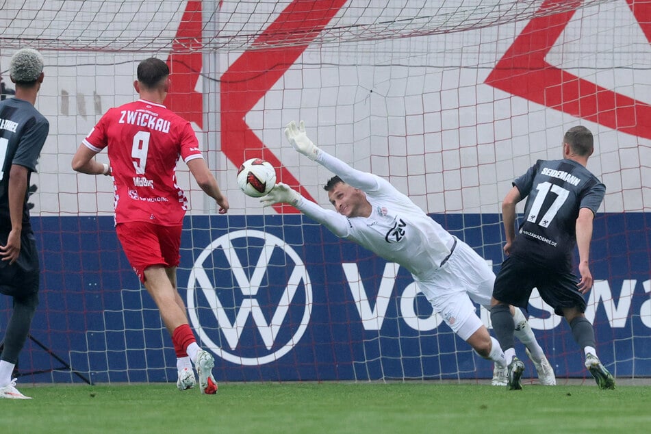 Mit solchen Paraden bewahrte Lucas Hiemann (27) seine Mannschaft vor einer noch höheren Heimniederlage.