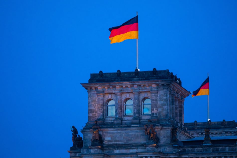 Wie hier am Reichstag in Berlin wehen auch in NRW am Donnerstag zahlreiche Flaggen auf Vollmast.