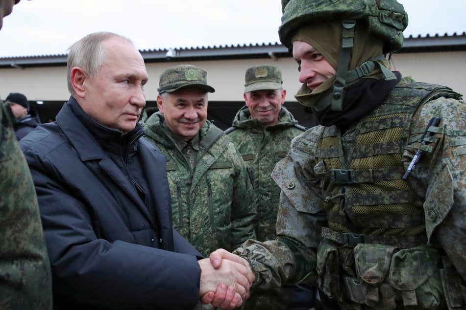Der russische Präsident Wladimir Putin (70) schüttelt einem der Soldaten die Hand.