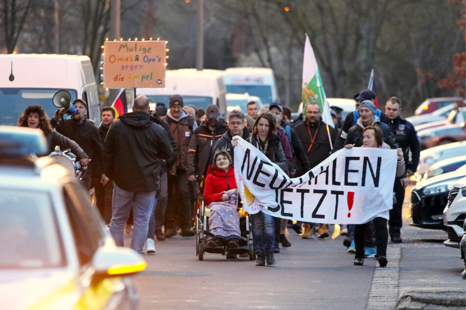 Die Demonstranten von "Wir für Möckern, Leipzig und unser Land" fordern unter anderem Neuwahlen.