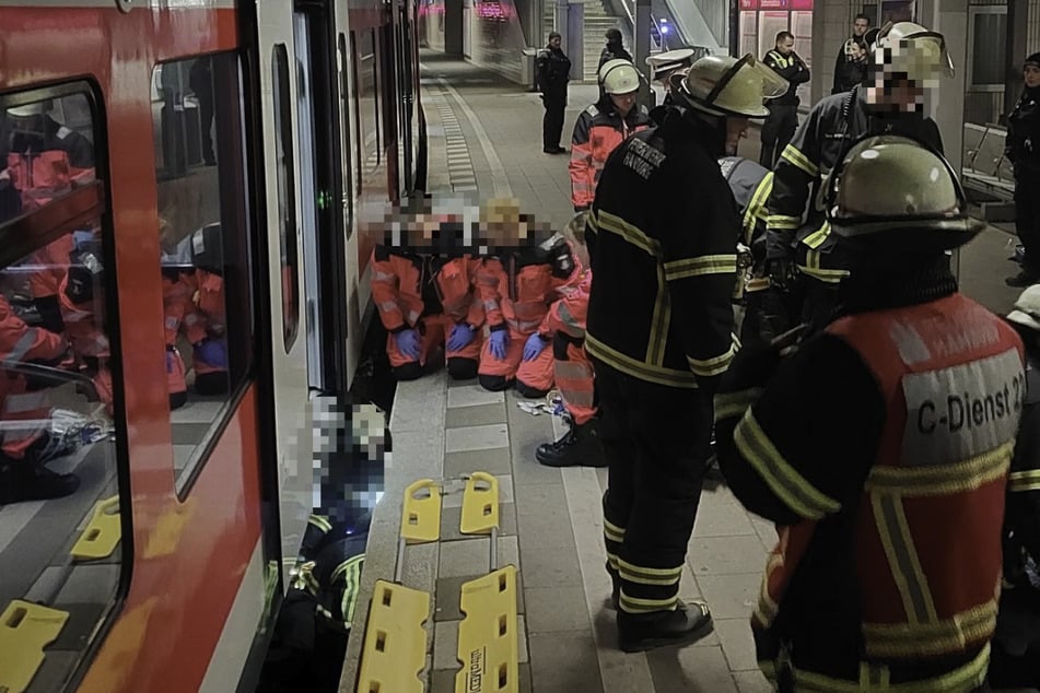 Hamburg: Mann stürzt zwischen einfahrenden Zug und Bahnsteig