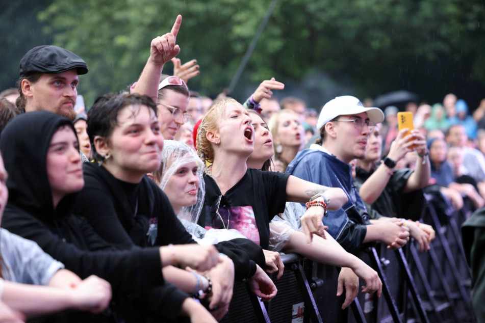 Schlechtes Wetter hielt die Fans auf der ausverkauften Peißnitzinsel nicht auf, mit Alligatoah zu feiern. Viele waren schon Stunden vor Konzertbeginn um 20 Uhr auf dem Gelände, um sich die besten Plätze zu sichern.