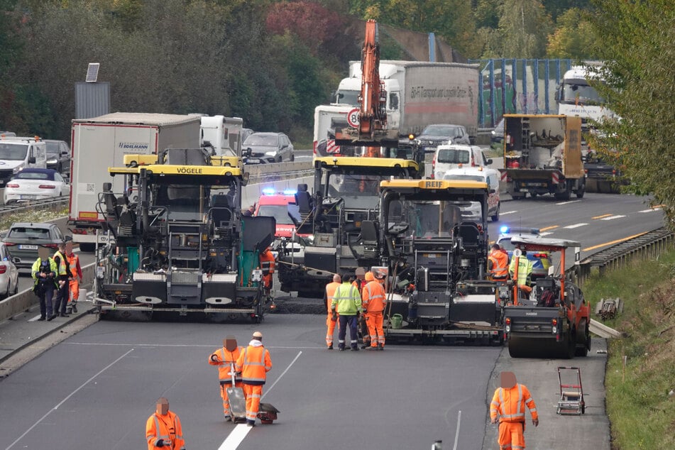 Arbeitsunfall auf der A72 in Chemnitz: Ein Mann (27) geriet mit seinem Arm in eine Baumaschine - er wurde schwer verletzt.