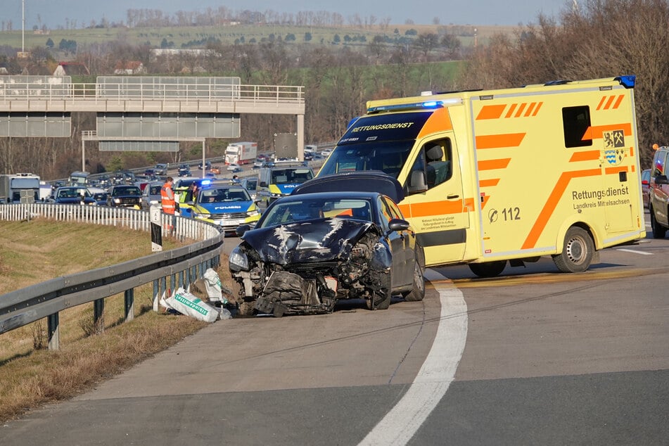 Unfall am Dreieck Nossen! Im Foto: der zerfetzte Peugeot. Im Hintergrund ist zu sehen, wie sich der Verkehr auf der A4 teils staute.