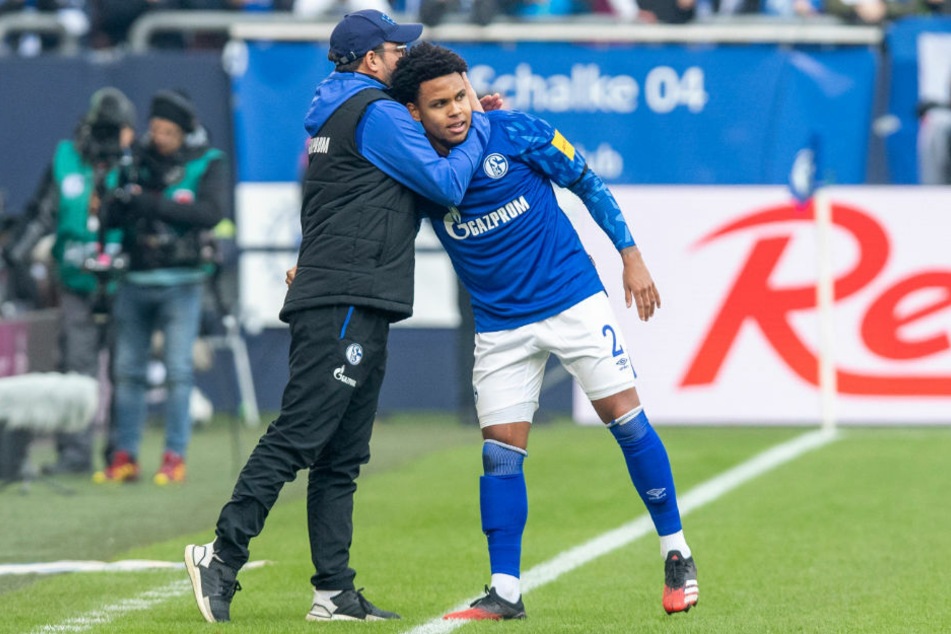 Die Zeichen stehen auf Abschied. Ein Bild mit Symbolcharakter? Schalke-Trainer David Wagner (48) umarmt seinen Schützling Weston McKennie (21).