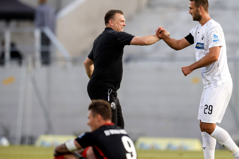 Sandhausen jubelt, Wiesbadens Manuel Schäffler ist nach dem 0:1 gegen den SVS am Boden. Nach Hessen muss Dresden in acht Tagen.