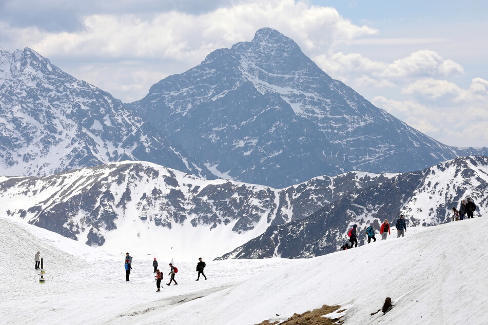 Touristen sind im schneebedeckten Tatra-Gebirge bei Zakopane unterwegs. Deutschland hat Polen als Risikogebiet eingestuft. (Archiv)