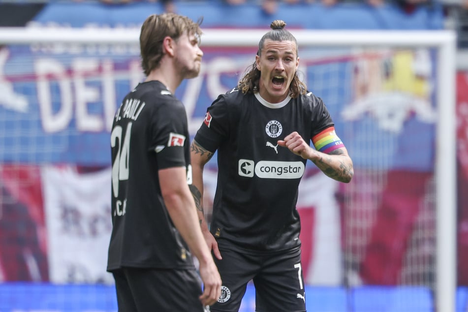 Jackson Irvine (33, r.) brach erstmals nach seinem Abgang bei FC St. Pauli sein Schweigen.